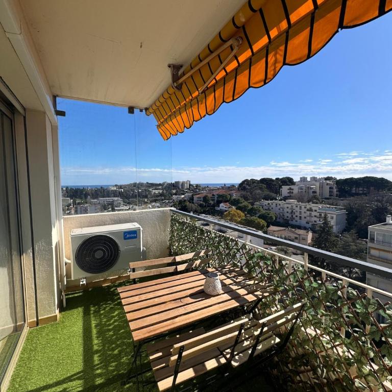 Superbe Appartement 6 personnes - Terrasse vue mer à Antibes - Climatisation - Parking Privé - Two-Bedroom Apartment - 12