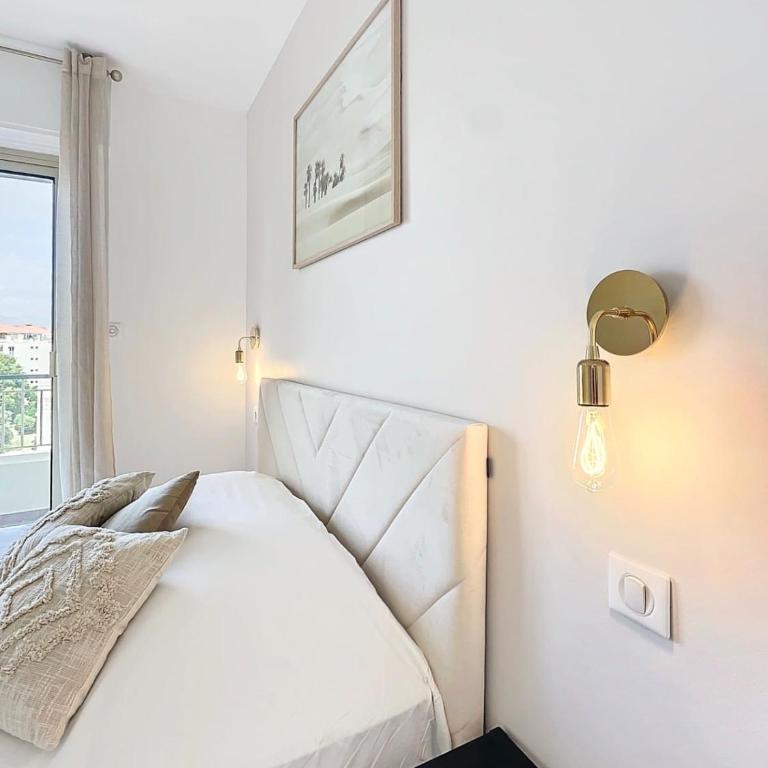 Superbe Appartement 6 personnes - Terrasse vue mer à Antibes - Climatisation - Parking Privé - Two-Bedroom Apartment - 17