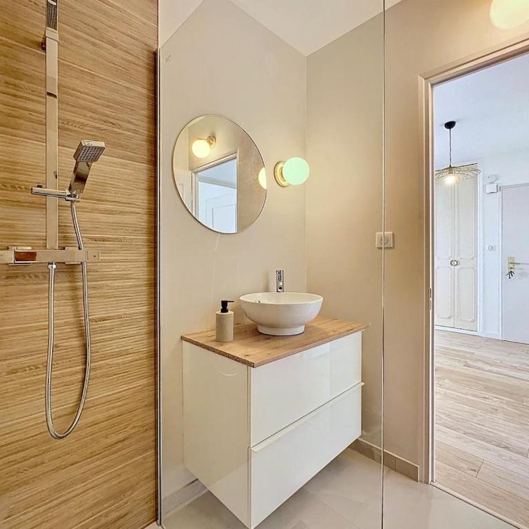 Superbe Appartement 6 personnes - Terrasse vue mer à Antibes - Climatisation - Parking Privé - Two-Bedroom Apartment - 21