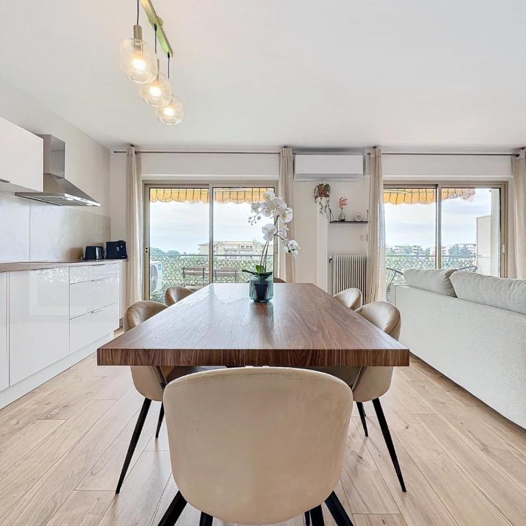 Superbe Appartement 6 personnes - Terrasse vue mer à Antibes - Climatisation - Parking Privé - Two-Bedroom Apartment - 6