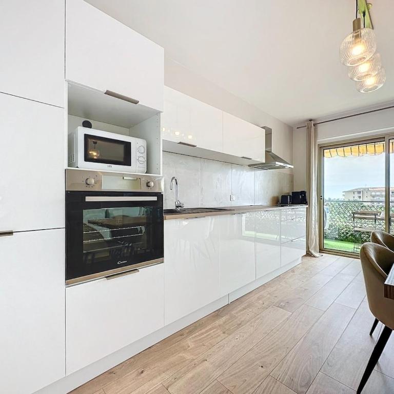 Superbe Appartement 6 personnes - Terrasse vue mer à Antibes - Climatisation - Parking Privé - Two-Bedroom Apartment - 8