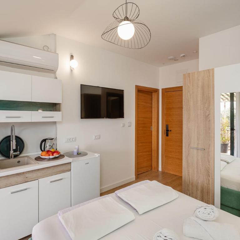 Guesthouse Villa Stari Grad - Triple Room with Sea View - 10
