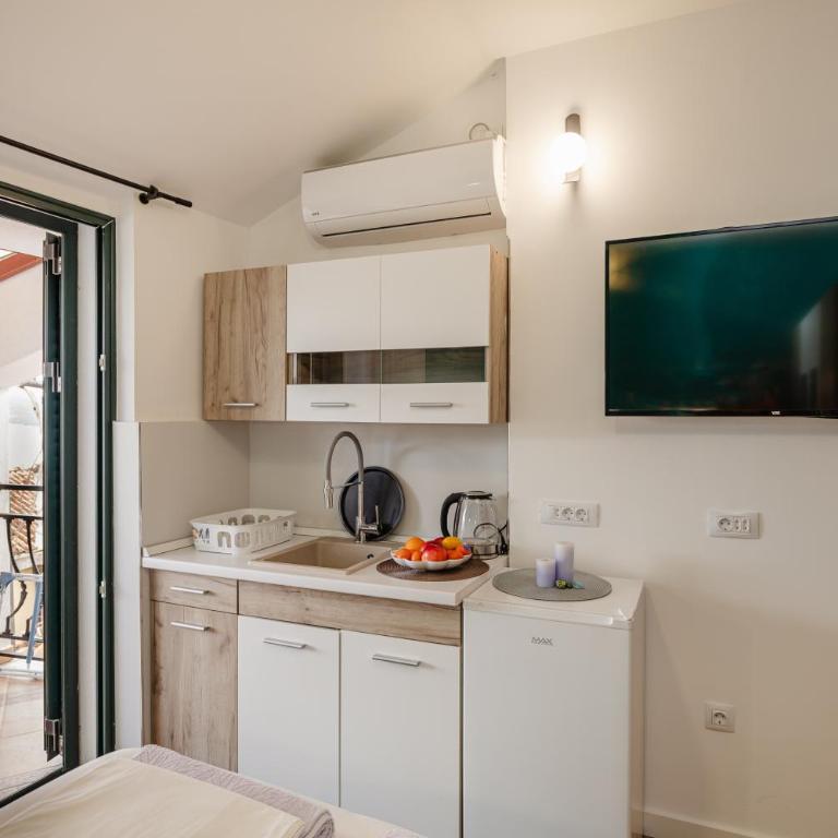 Guesthouse Villa Stari Grad - Triple Room with Sea View - 9