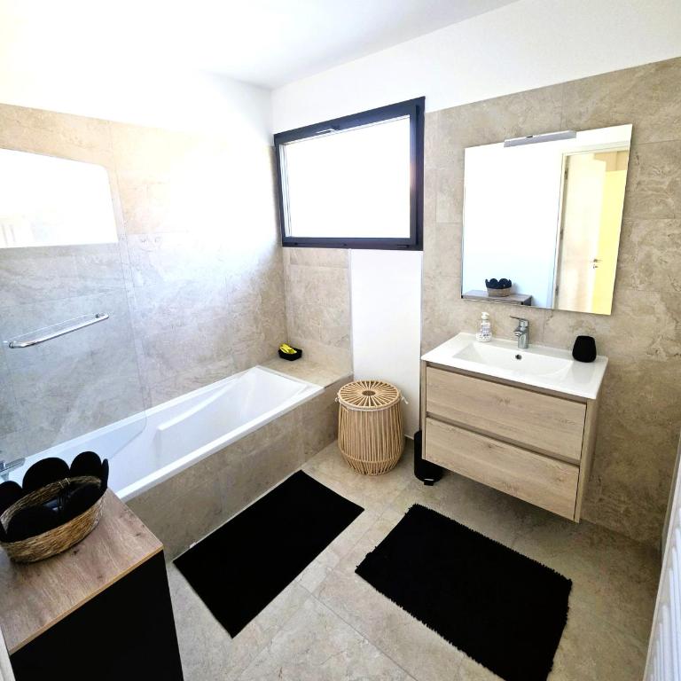 Appartement neuf T3 avec terrasse, parking et climatisation à Ajaccio - Appartamento con 2 Camere da Letto - 10
