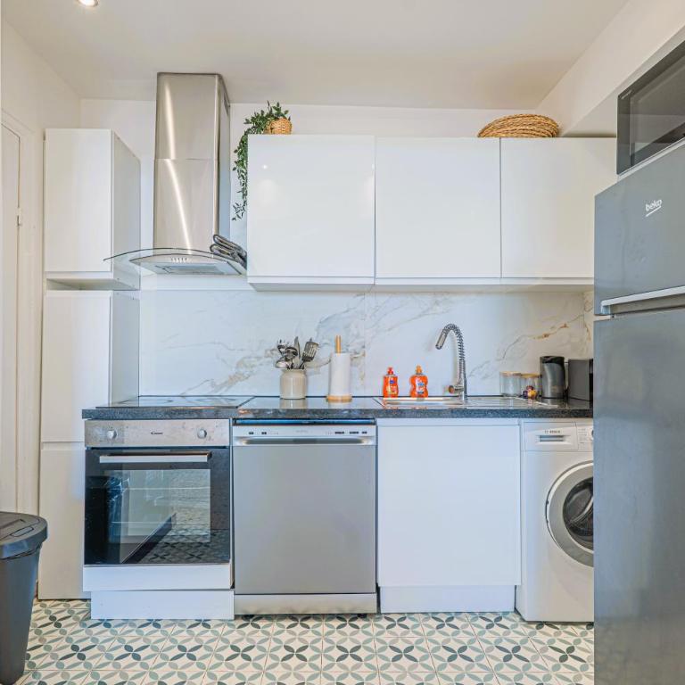 Exclusive Seafront Gem - Direct Beach Access - Terrace - Private parking - 8 people - Juan-les-Pins - Appartement 2 Chambres - 28