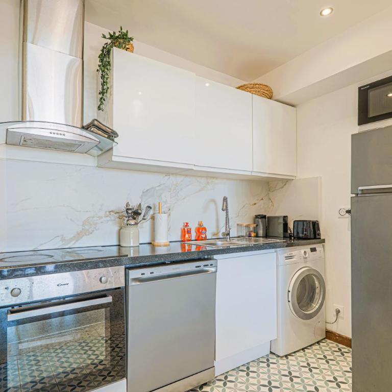 Exclusive Seafront Gem - Direct Beach Access - Terrace - Private parking - 8 people - Juan-les-Pins - Appartement 2 Chambres - 29