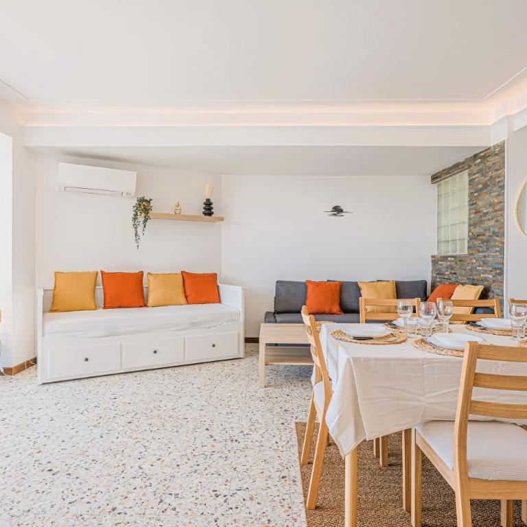 Exclusive Seafront Gem - Direct Beach Access - Terrace - Private parking - 8 people - Juan-les-Pins - Appartement 2 Chambres - 7