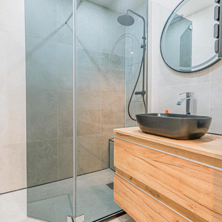 Exclusive Seafront Gem - Direct Beach Access - Terrace - Private parking - 8 people - Juan-les-Pins - Appartement 2 Chambres - 25