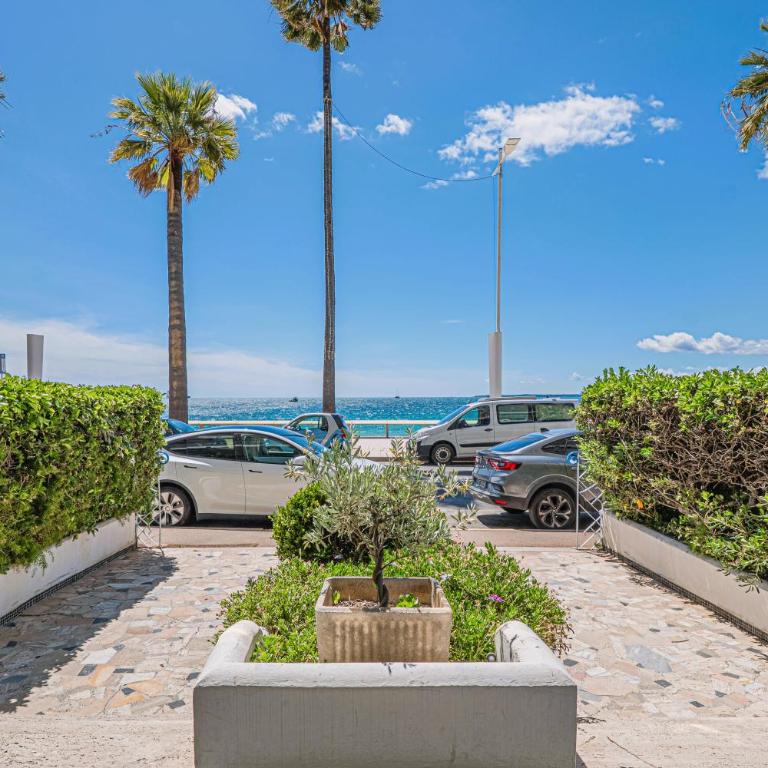 Exclusive Seafront Gem - Direct Beach Access - Terrace - Private parking - 8 people - Juan-les-Pins - Appartement 2 Chambres - 4