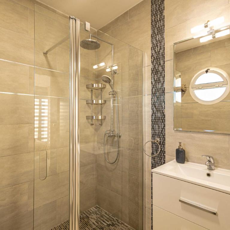 Villa Monaco, beachfront, private swimming pool 30m from the beach - Villa - 32