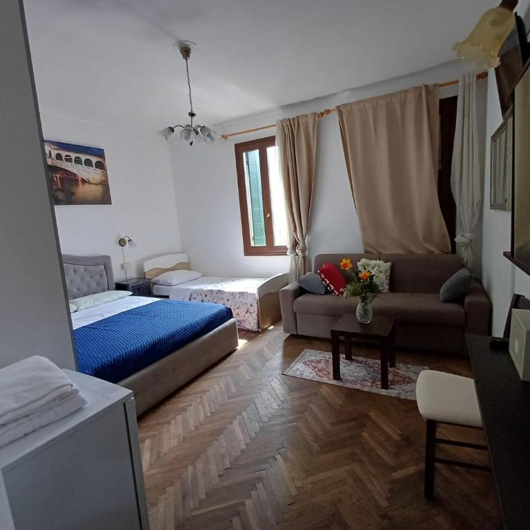Venice Guest House - Camera Tripla con Bagno Privato - 5