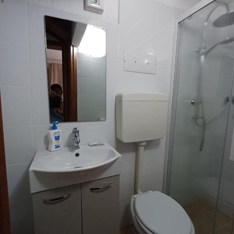 Venice Guest House - Camera Tripla con Bagno Privato - 8