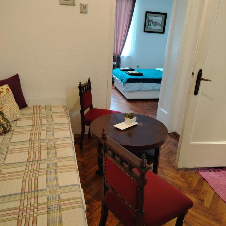 Cozy Downtown Apartment - Apartment - 2