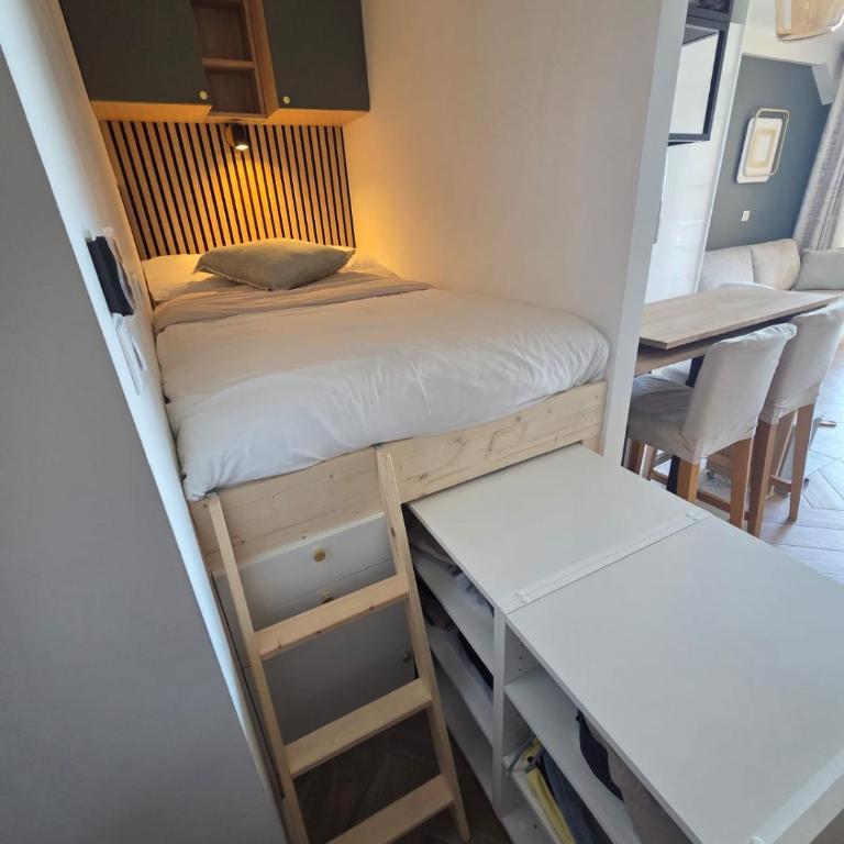 Cap Esterel Appart T2 Vue Mer Climatisé 4-5 personnes - Proche Plage et Commerces avec jardin, Parking gratuit, WiFi, 5 acces piscine - - Appartement 2 Chambres - Vue sur Mer - 11