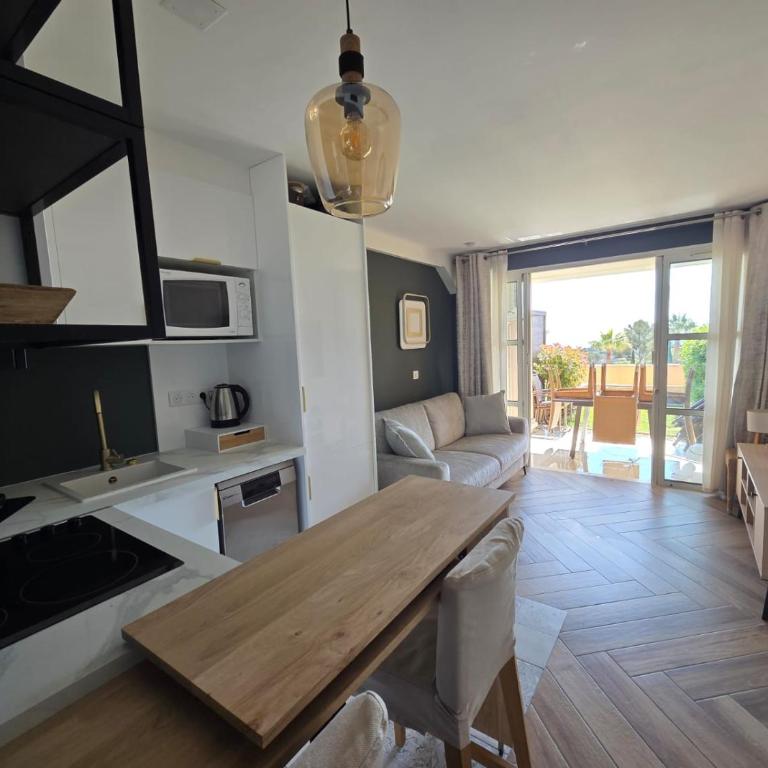 Cap Esterel Appart T2 Vue Mer Climatisé 4-5 personnes - Proche Plage et Commerces avec jardin, Parking gratuit, WiFi, 5 acces piscine - - Appartement 2 Chambres - Vue sur Mer - 32