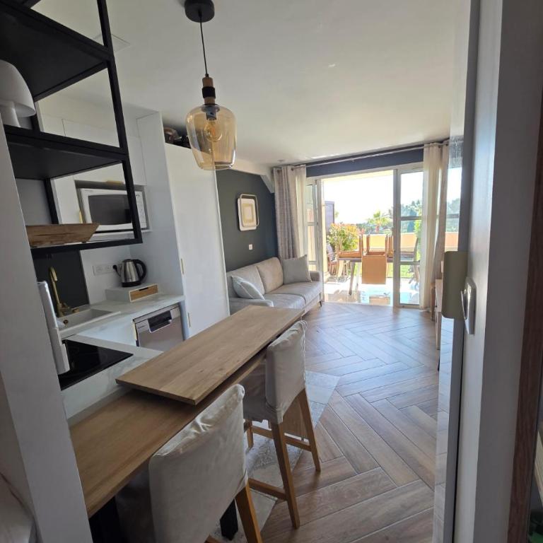 Cap Esterel Appart T2 Vue Mer Climatisé 4-5 personnes - Proche Plage et Commerces avec jardin, Parking gratuit, WiFi, 5 acces piscine - - Appartement 2 Chambres - Vue sur Mer - 31