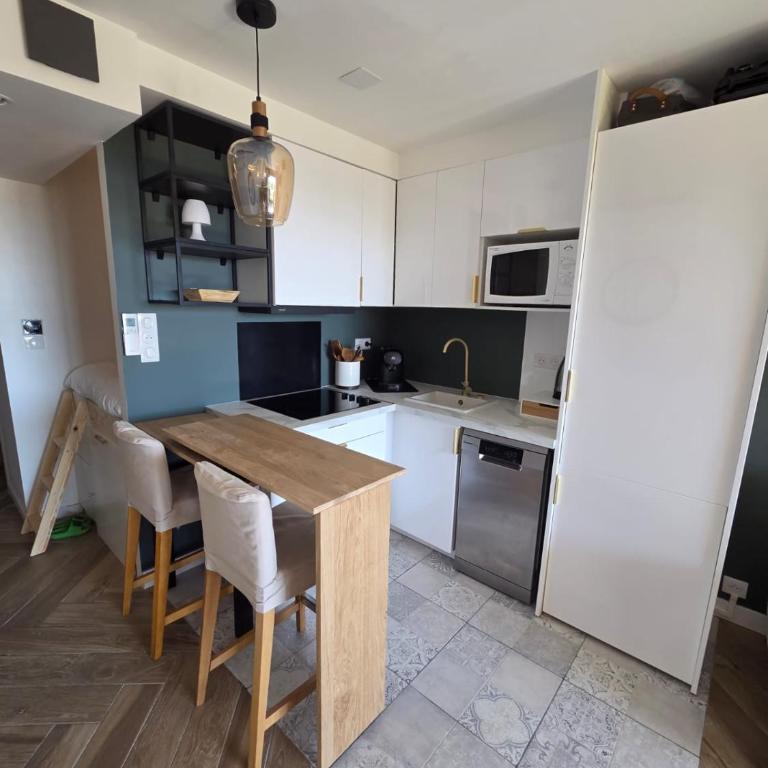 Cap Esterel Appart T2 Vue Mer Climatisé 4-5 personnes - Proche Plage et Commerces avec jardin, Parking gratuit, WiFi, 5 acces piscine - - Appartement 2 Chambres - Vue sur Mer - 30