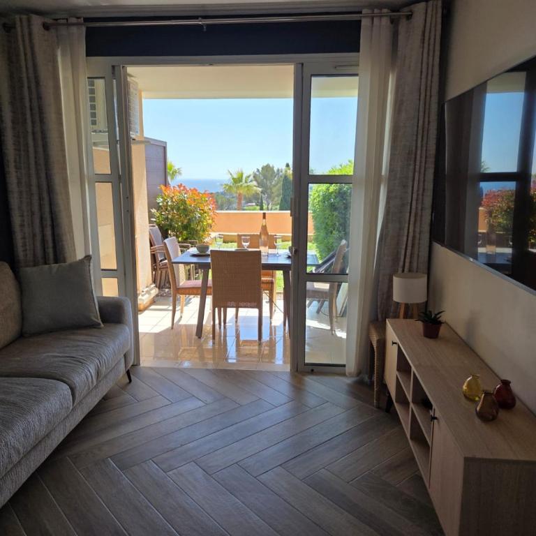Cap Esterel Appart T2 Vue Mer Climatisé 4-5 personnes - Proche Plage et Commerces avec jardin, Parking gratuit, WiFi, 5 acces piscine - - Appartement 2 Chambres - Vue sur Mer - 37