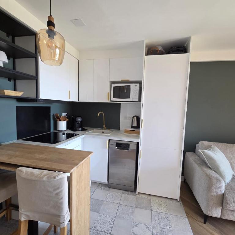 Cap Esterel Appart T2 Vue Mer Climatisé 4-5 personnes - Proche Plage et Commerces avec jardin, Parking gratuit, WiFi, 5 acces piscine - - Appartement 2 Chambres - Vue sur Mer - 38