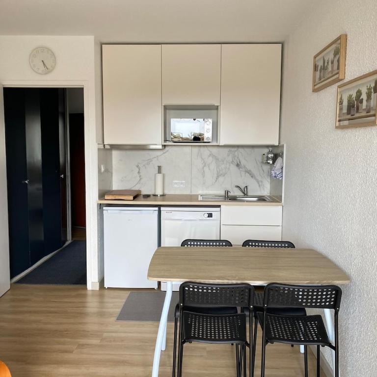 Appartement bord de mer avec parking gratuit - Two-Bedroom Apartment - 13