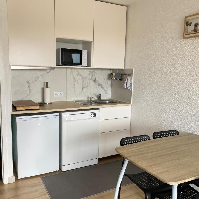 Appartement bord de mer avec parking gratuit - Two-Bedroom Apartment - 25