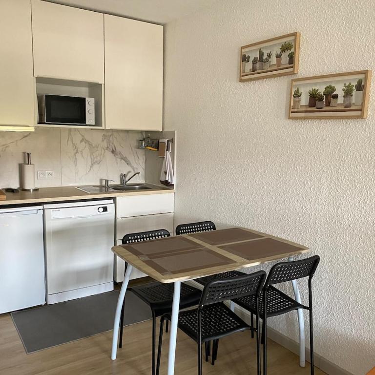 Appartement bord de mer avec parking gratuit - Two-Bedroom Apartment - 38