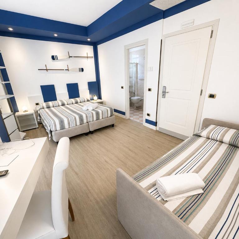 Hotel Karinzia - Premium Quadruple Room with Balcony and Sea View - 8