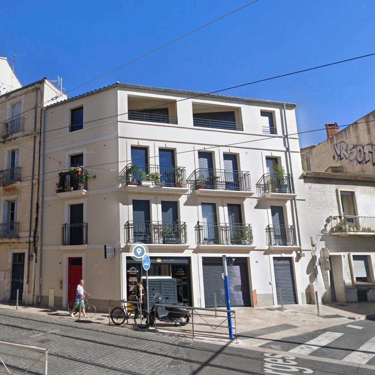 NOUVEAU - Jungle Montpeul - Clim - Wifi fibre - Netflix - 5' du centre et gare - Parking - Loggia - 15' des plages - Two-Bedroom Apartment - 2