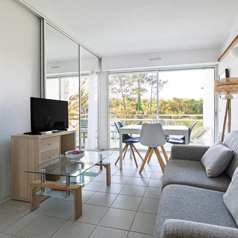 Entre Foret et Ocean - Two-Bedroom Deluxe Apartment with Garden View - 7