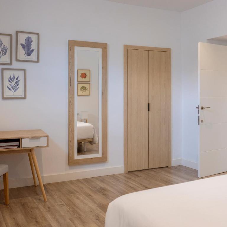 Apartamentos con vistas en el casco histórico - El Patio - Two-Bedroom Apartment - 21