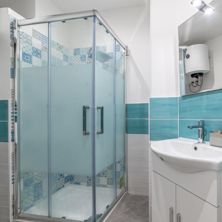 Cozy Enna Rooms - Metro Re di Roma & WiFi - Camera Matrimoniale con Bagno Privato - 2