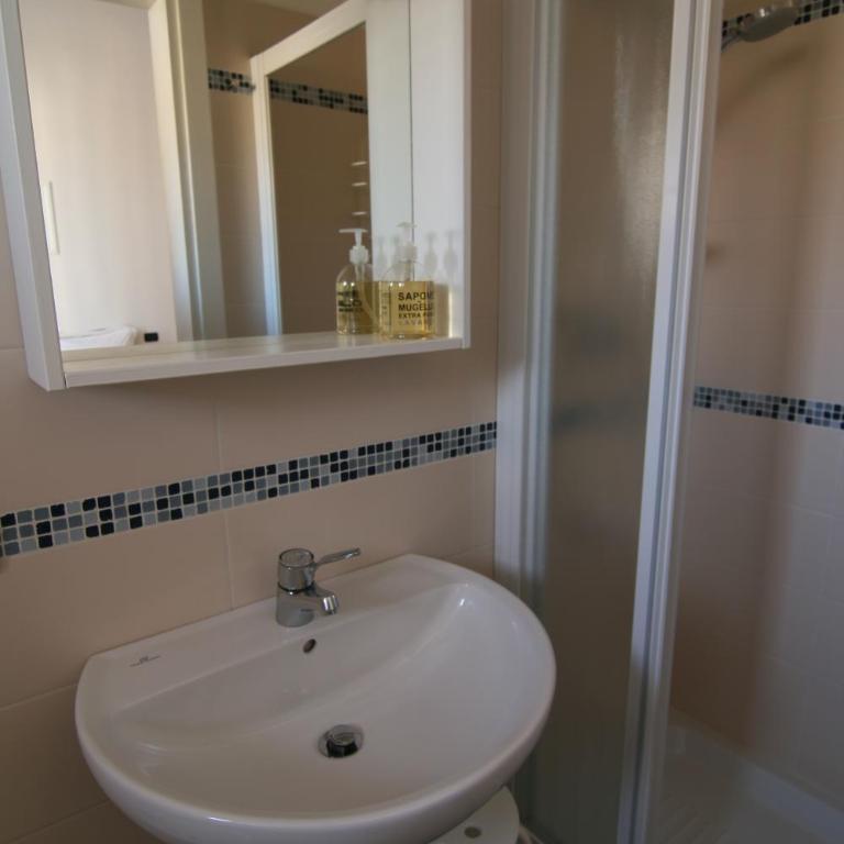 Miltontre Guest House - Triple Room with Private Bathroom - 25