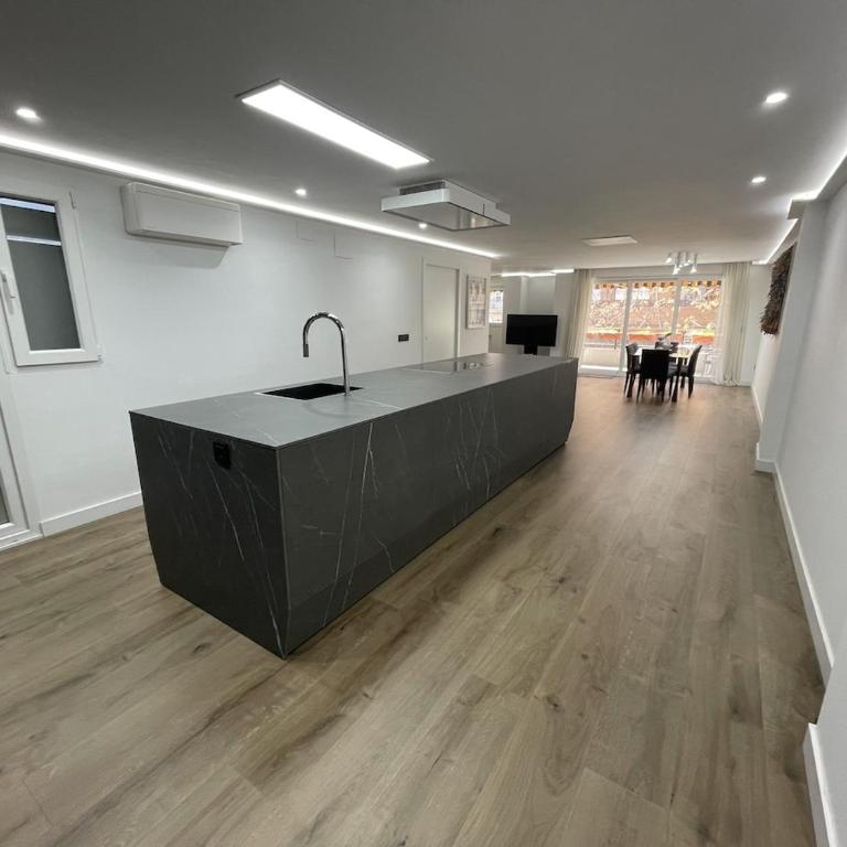 Luxury home at center - Three-Bedroom Premium Apartment - 1