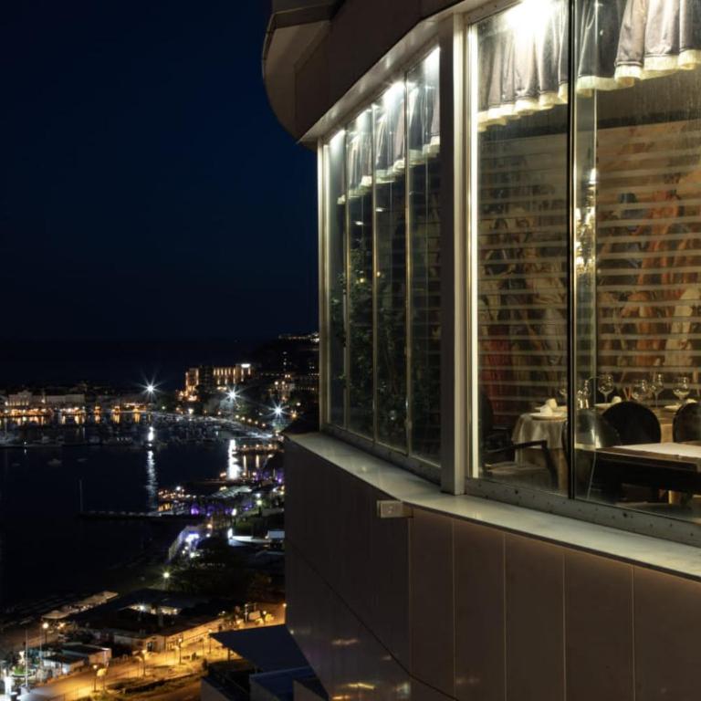 Amazing views luxury apartments in hotel Tre canne with free garage parking - One-Bedroom Apartment - 16