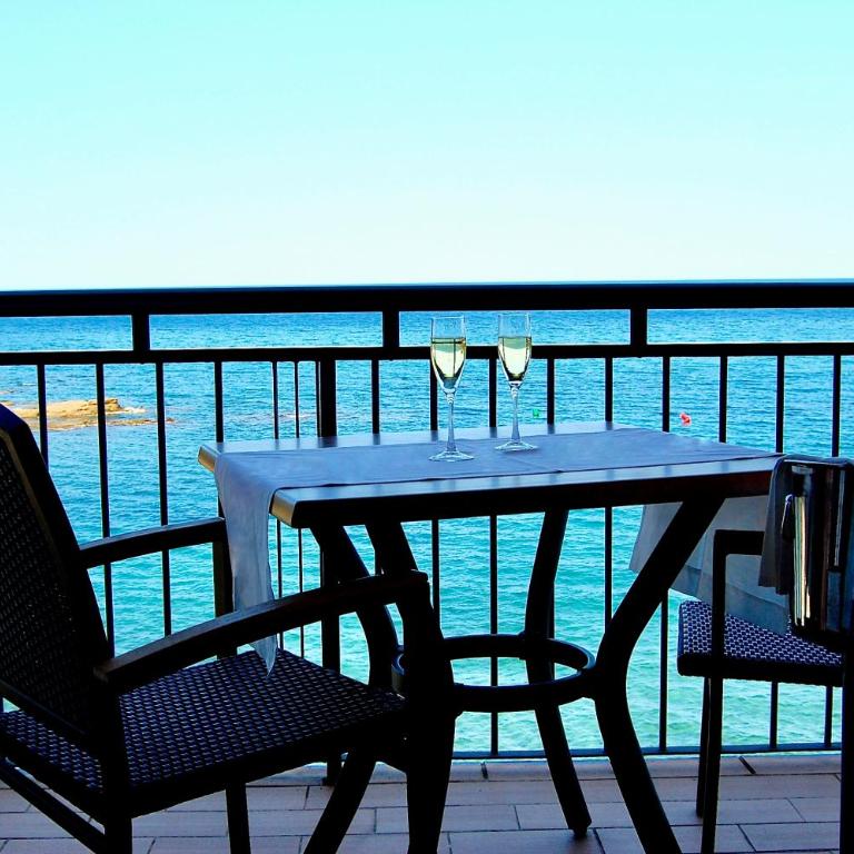 Hotel Grifeu y Restaurant - Costa Brava - Habitación Doble con balcón y vistas al mar - 2