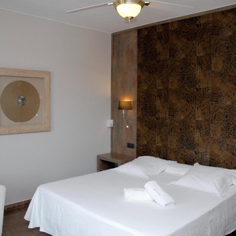 Hotel Grifeu y Restaurant - Costa Brava - Habitación Doble con balcón y vistas a la montaña - 5