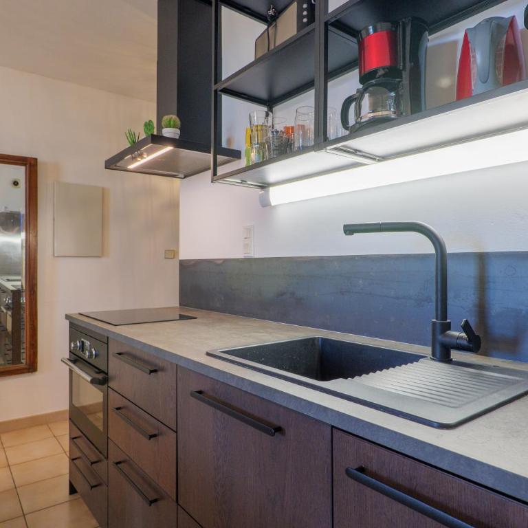 Gite le Parc - Two-Bedroom Deluxe Apartment with Garden View - 5