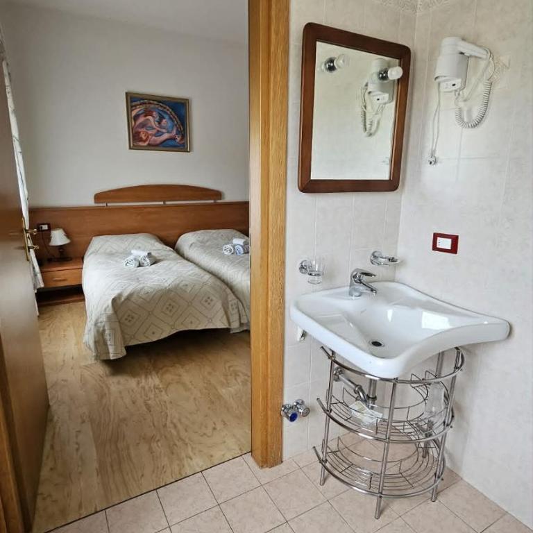 Albergo passo Brocon - Standard Zweibettzimmer mit Bergblick - 4