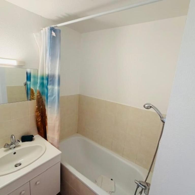 Nice Flat 2 Steps From The Beach - 2 bedrooms - Apartment - 8