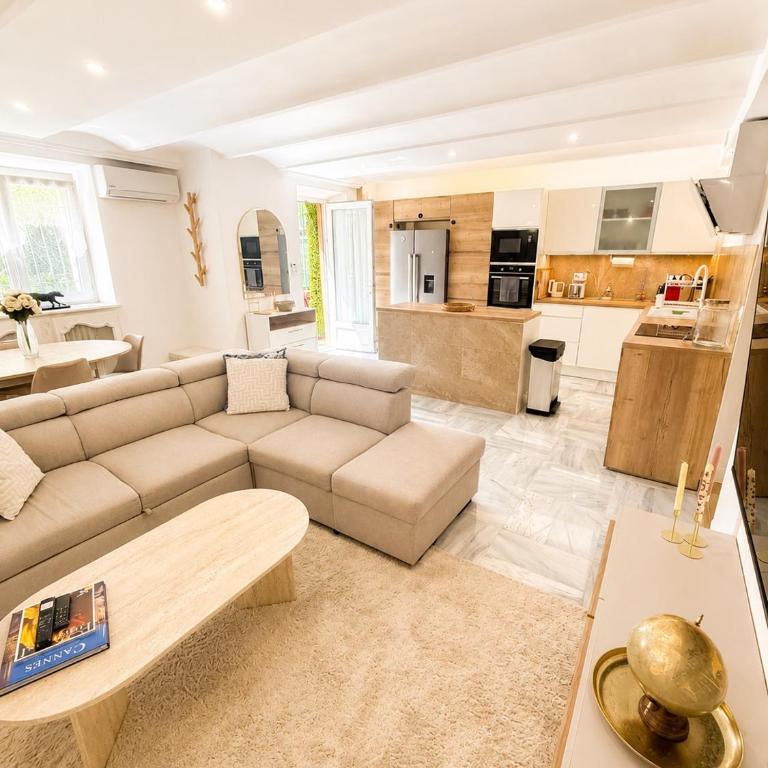 Quiet Private Apartment - 2min Train Station - 5min Palais Croisette - Private entrance - Appartement 2 Chambres avec Terrasse - 5