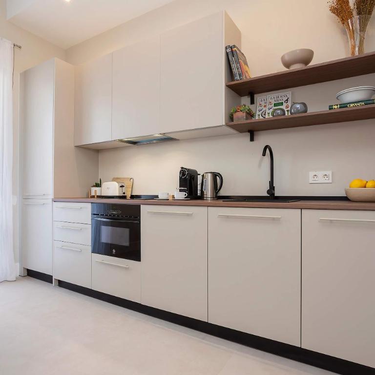 Genteel Home San Anton Granada - Three-Bedroom Apartment with Balcony - 6