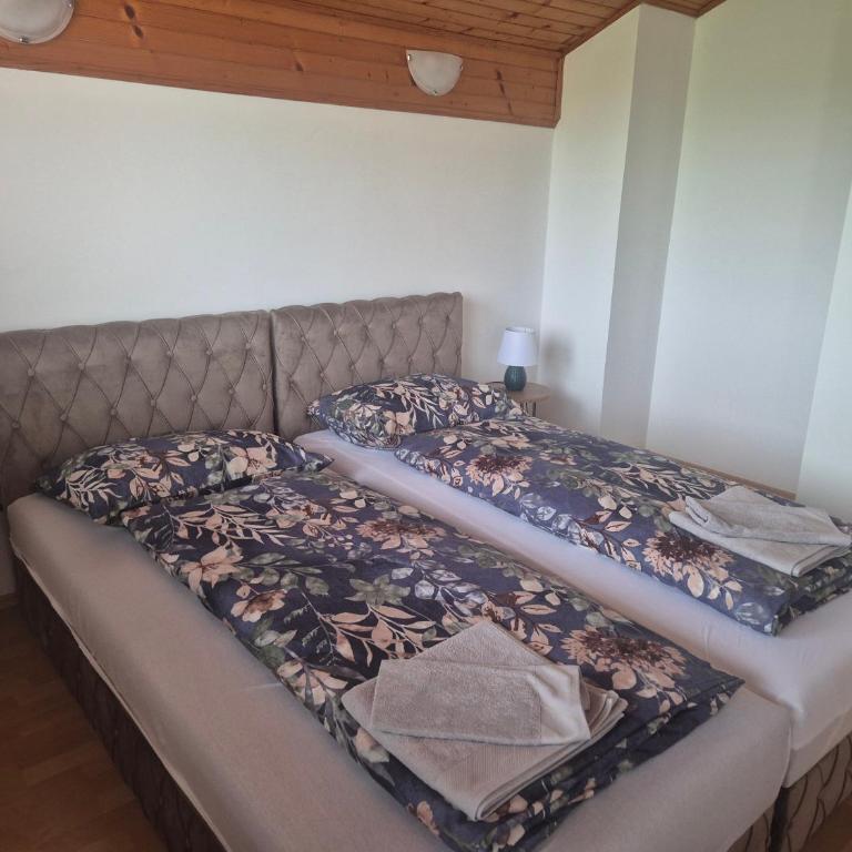 Bella holiday home Komadić prirode,mira,pravoga sela u neposrednoj blizini centra Banjaluke 4 km Garaža 4 sobe - Vila - 4
