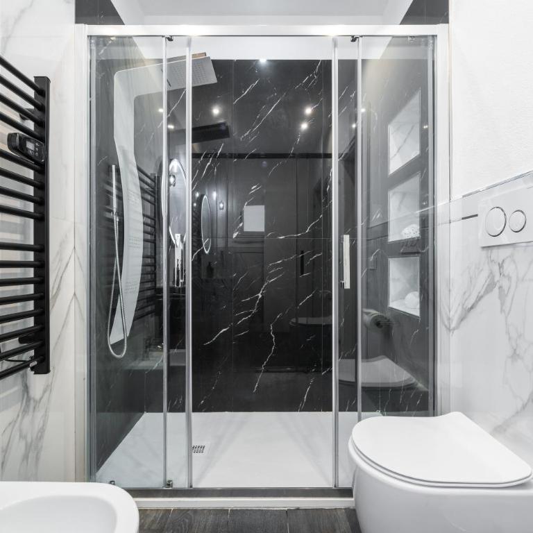 Black and White Apartment - Appartamento con doccia - 20