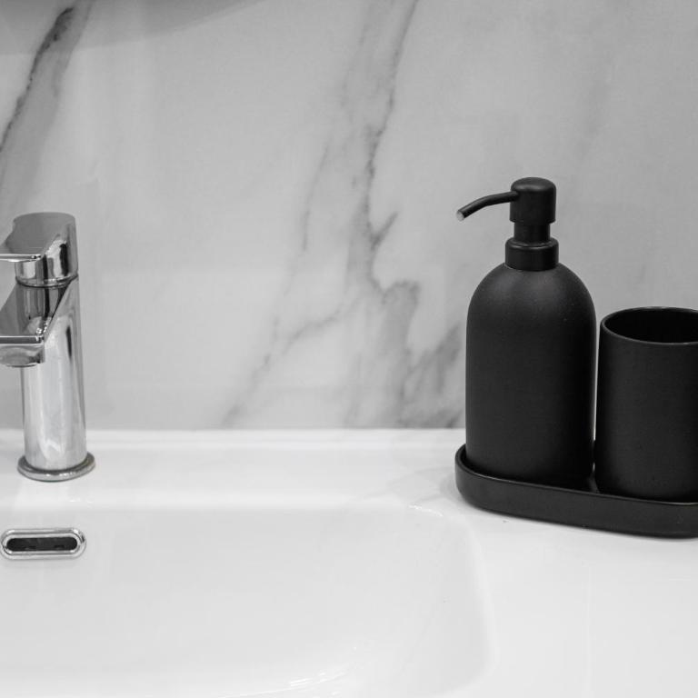 Black and White Apartment - Appartamento con doccia - 19