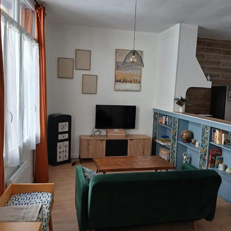 Two-bedroom apartment, downtown, parking, and private courtyard - Two-Bedroom Apartment - 1
