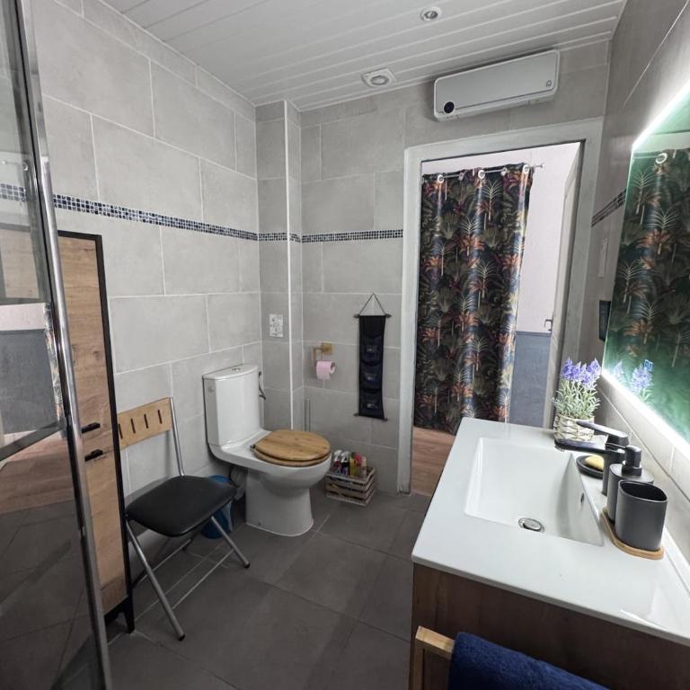 Two-bedroom apartment, downtown, parking, and private courtyard - Two-Bedroom Apartment - 14