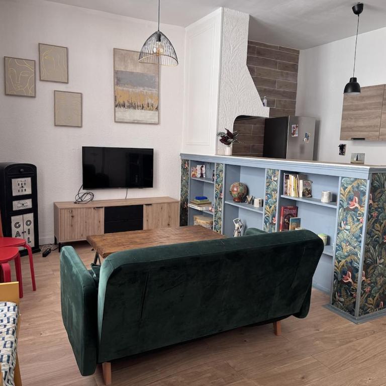 Two-bedroom apartment, downtown, parking, and private courtyard - Two-Bedroom Apartment - 3