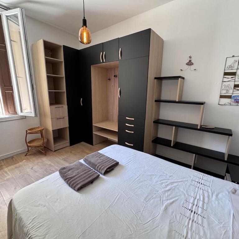 Two-bedroom apartment, downtown, parking, and private courtyard - Two-Bedroom Apartment - 10