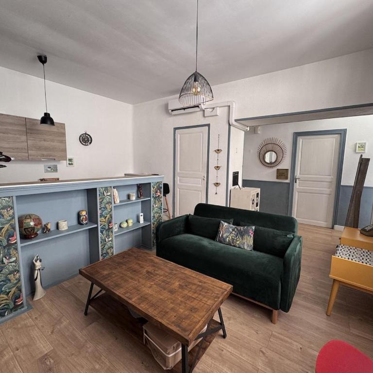Two-bedroom apartment, downtown, parking, and private courtyard - Two-Bedroom Apartment - 2