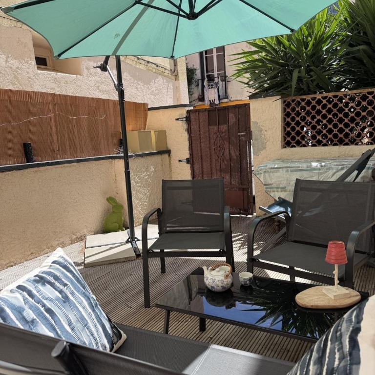 Two-bedroom apartment, downtown, parking, and private courtyard - Two-Bedroom Apartment - 18